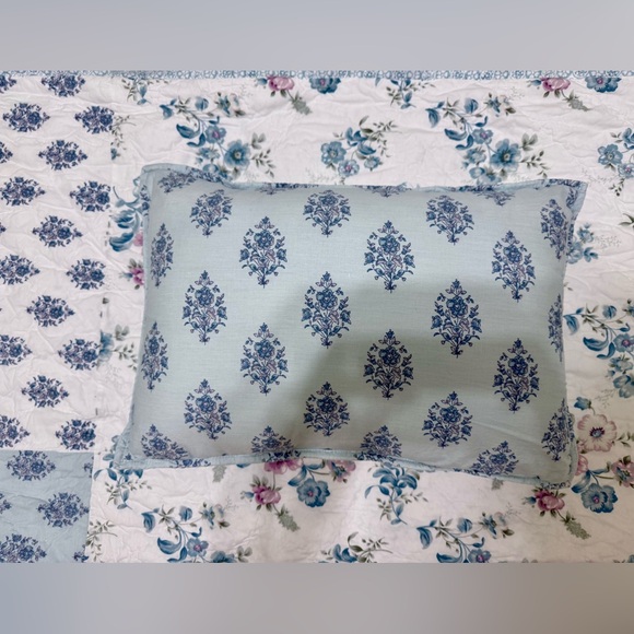 Simply Shabby Chic Patchwork Full/Queen Quilt and Throw Pillow - Picture 6 of 11